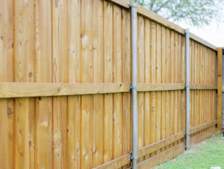 Wood privacy fence with metal posts